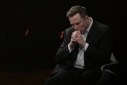 梦见吃鸡特斯拉股价收涨超3%：特朗普无意沟通，马斯克父亲劝儿子低头